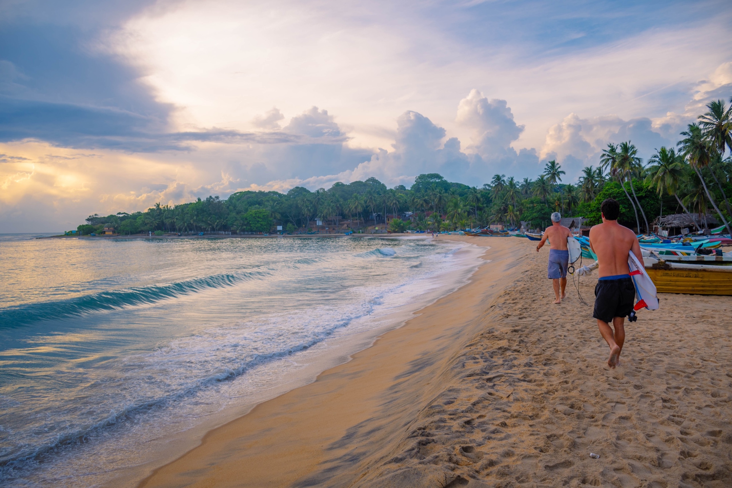 Des surfeurs à Arugam Bay sur la côte Est du Sri Lanka